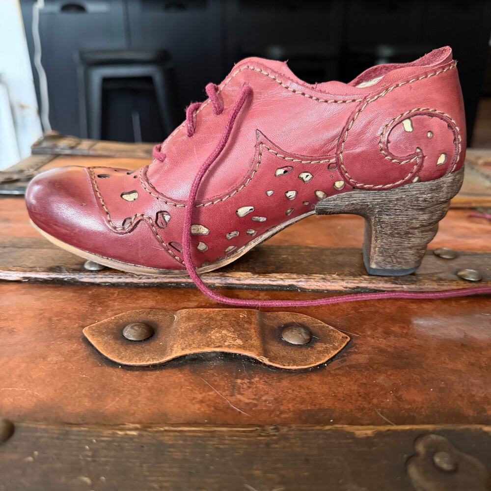 Rovers Heeled Oxford in Burgandy - Picture 4 of 6